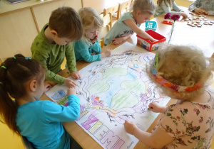 28 Dzieci małymi grupkami kolorują Panią Ziemię